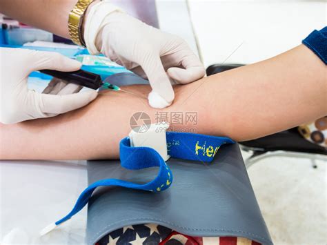 医生从手臂抽取血液样高清图片下载-正版图片502557190-摄图网