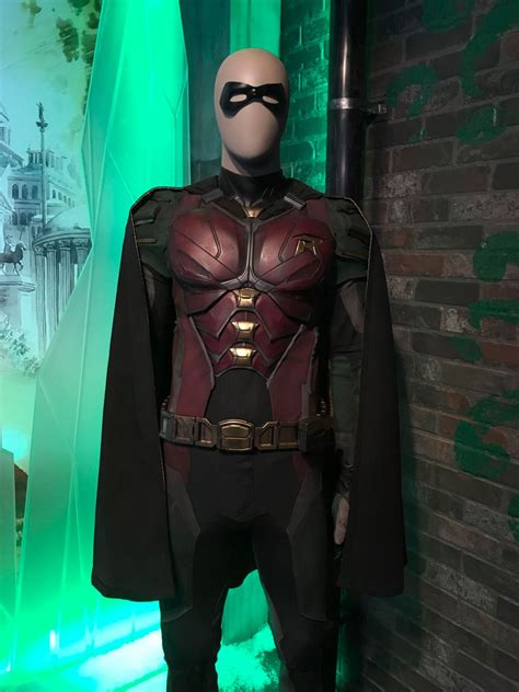 'Titans': DC Daily Offers Look at Robin's Suit, Reveals Amazing Detail ...
