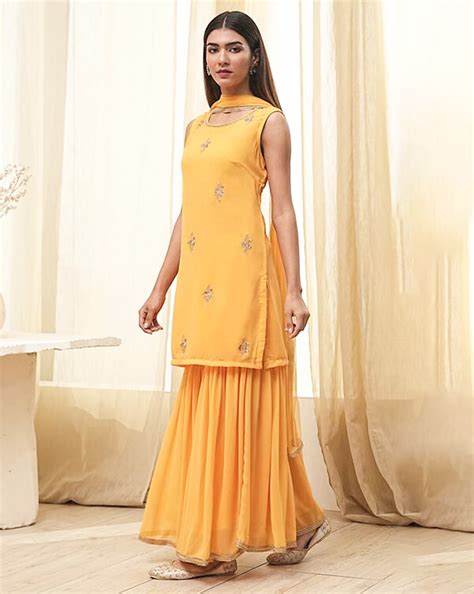 दिवाली पार्टी पर पहनने के लिए बेस्ट हैं ये 5 ट्रेडिशनल आउटफिट, दिखेंगी ...