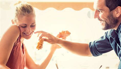 8 Ways To Flirt With a Girl Over Text - lifeberrys.com