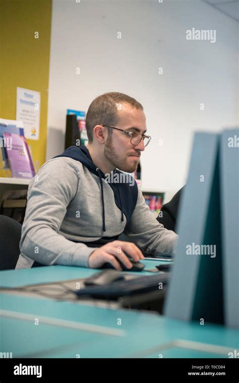 A Picture of Students in a Computer Room Using One Computer 的图像结果