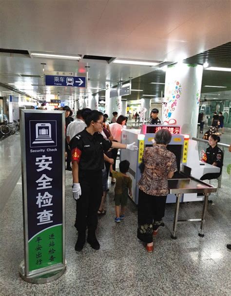 南京地铁安检更加严格 小包也必须过安检仪_荔枝网新闻