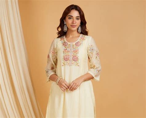 Off White Embroidered Chanderi Kurta with Pants- Set of 2