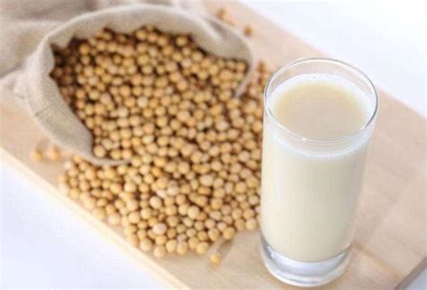 牛奶VS豆浆，到底喝哪个好，有啥区别？两者搭配更营养！_含量