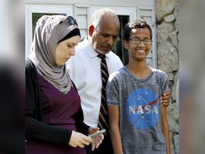 After school shuns Texas teenager Ahmed, world reaches out to him