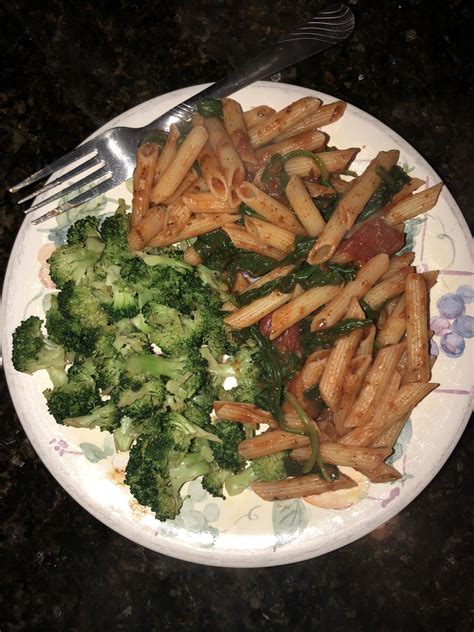 369 Calorie Dinner: Spinach Tomato Penne Pasta w/ Sautéed Broccolli : r ...