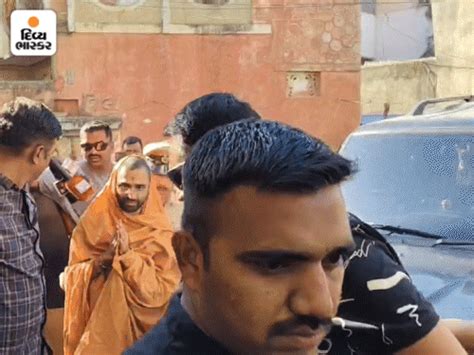 Swami Gyan Prakash of the Swaminarayan sect went to Virpur temple and ...