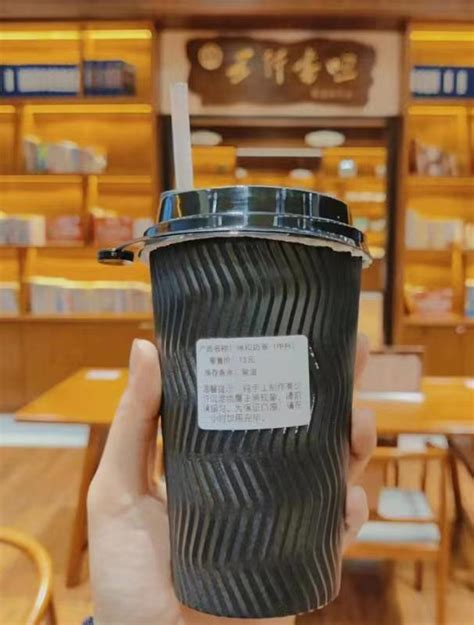 广西柳州一医院出品“中药奶茶”？店员回应：利咽奶茶卖得最好，中药味重一些_手机新浪网