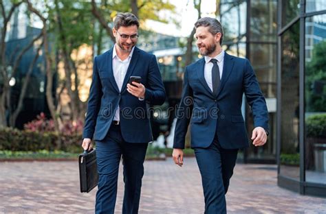 Business Men Walking in Line 的图像结果