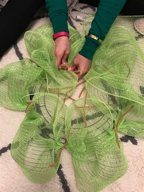 Mesh Wreath DIY Easy 的图像结果