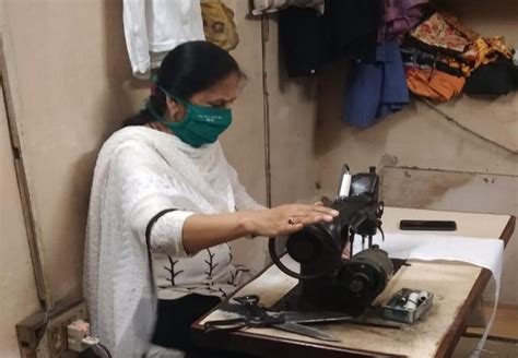 Self-help group distribute handmade masks to people in Delhi