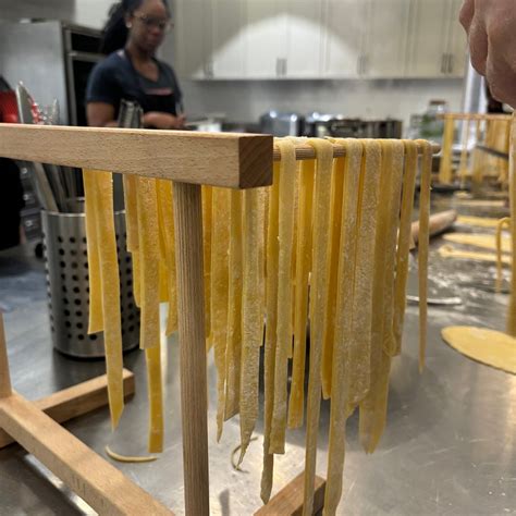 SUR LA TABLE (Charlotte): Ce qu'il faut savoir pour votre visite (avec ...