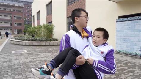 重庆13岁男孩腿患病，被同学"公主抱"上下楼：最初误会没礼貌_上学记-梨视频官网-Pear Video