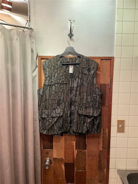 “brand unknown” khaki base trebark camo hunting vest | LAUGH