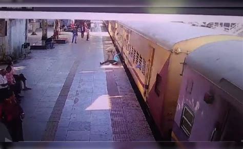 VIDEO: चलती ट्रेन में चढ़ने की कोशिश में गिरा शख्स, कॉन्स्टेबल ने ...