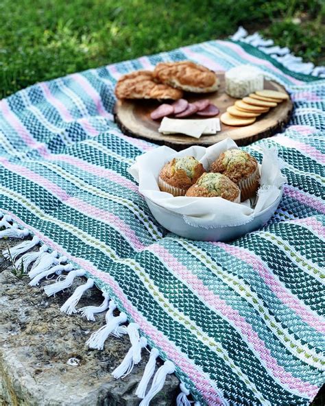 Picnic Blanket ~ Free Weaving Pattern - Gist Yarn