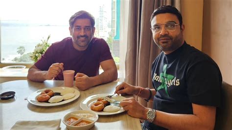 MS Dhoni shares a meal with entrepreneur friend in Mumbai after knee ...