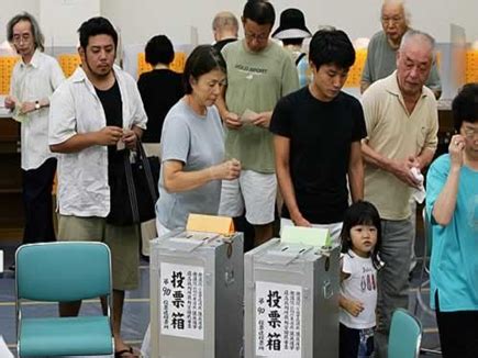जापान में शिंजो आबे की तूफानी जीत तय