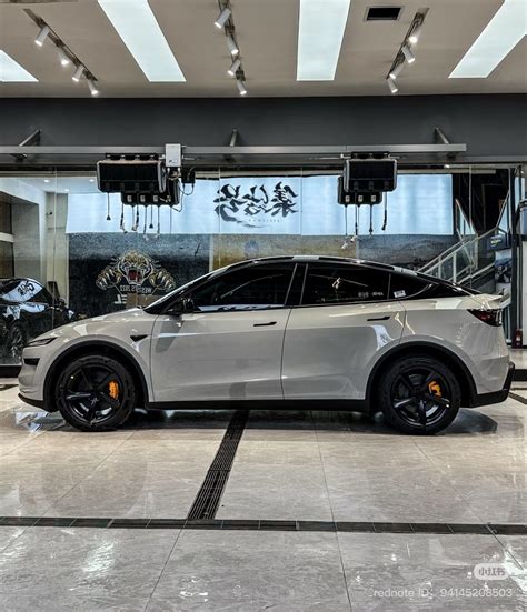 Vidéo d'une Tesla Surmodifiée avec un look redoutable