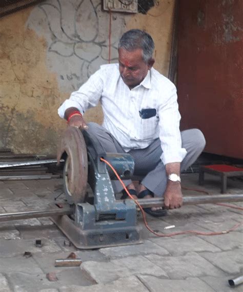 Bhavnagar Former Mayor Returns to Welding Shop | Politics Leader