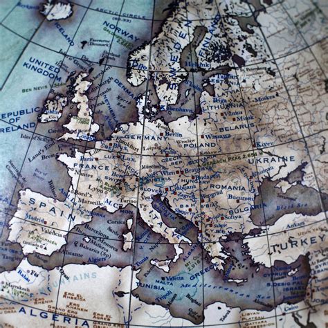 Small Desk Globe 的图像结果