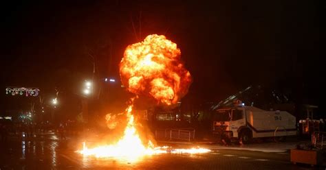 Përplasje mes demonstruesve dhe policisë gjatë protestës antiqeveritare ...