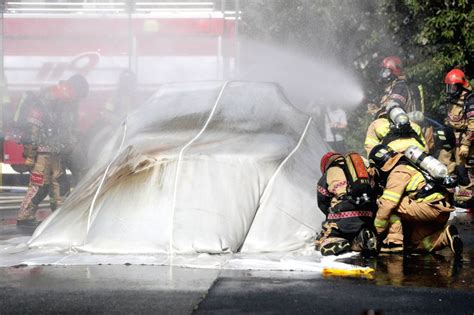 Seoul :Firefighters conduct an experiment to work out skills to put out ...