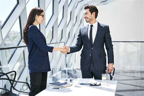 Business Man Shaking Hands 的图像结果