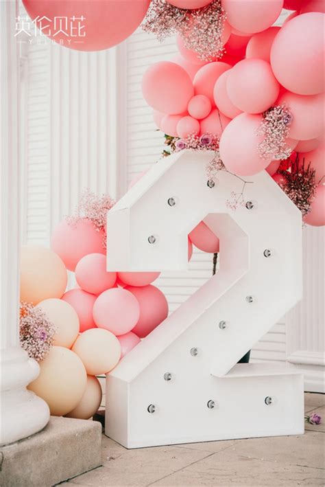 花朵气球2岁生日派对布置-英伦贝芘