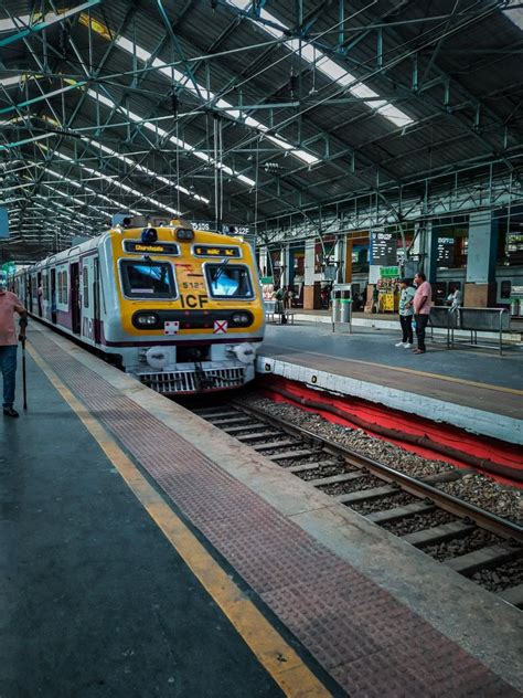 Beautiful Mumbai Local Train Image 的图像结果