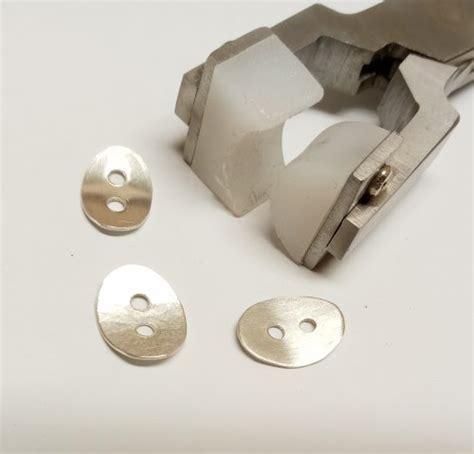 Using Buttons for Jewelry Clasps 的图像结果