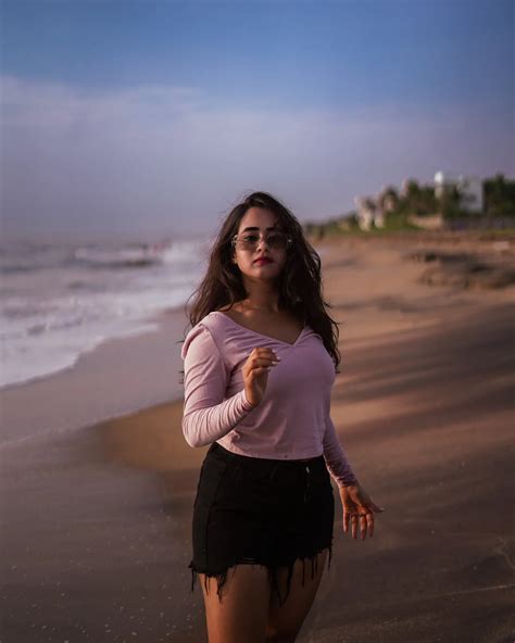 Deepthi Sunaina : చెన్నై బీచ్‌లో ఎంజాయ్ చేస్తున్న దీప్తి సునైనా ...