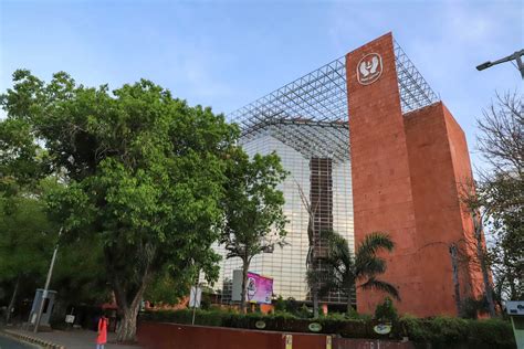 Investors’ dream turns sour as LIC shares crash on market debut - Media India Group - market share of lic