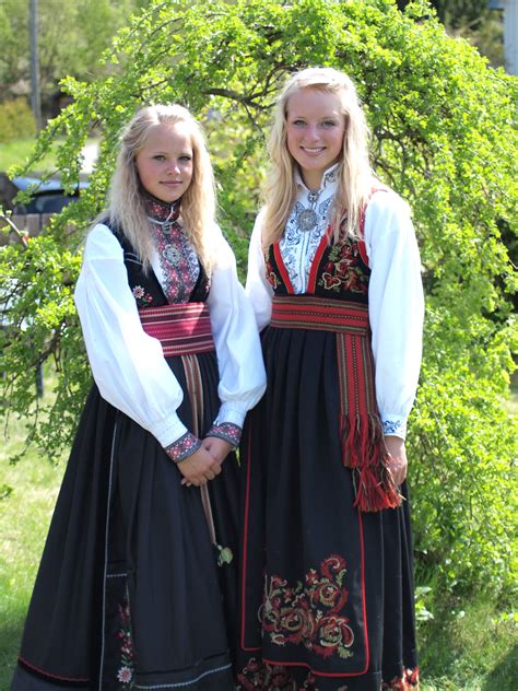 girls from Norway in traditional Norwegian dress Traditional Fashion ...