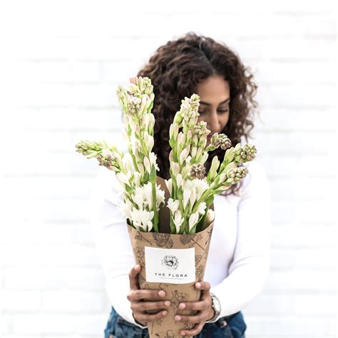 Tube Roses "Rajnigandha" (Bunch of 12) - Order online at The Flora