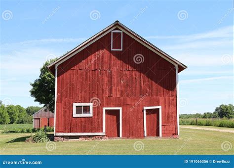 Barn Front View 的图像结果