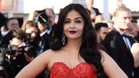 50 outfits from Aishwarya Rai Bachchan's Cannes wardrobe over the years ...