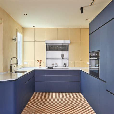 Le atmosfere estive riempiono questa casa sulle colline di Hollywood ...