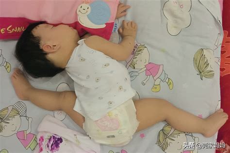 婴儿抱睡怎么纠正（不掀被子）-幼儿百科-魔术铺
