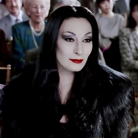 Morticia Addams-Anjelica Huston | Morticia addams makeup, Morticia ...