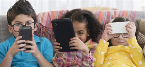 孩子玩手机伤害比成人大，避免孩子痴迷于手机，家长可分阶段干预