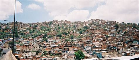 Glad u Venezueli: Ljudi preživljavaju od bačenih ostataka hrane