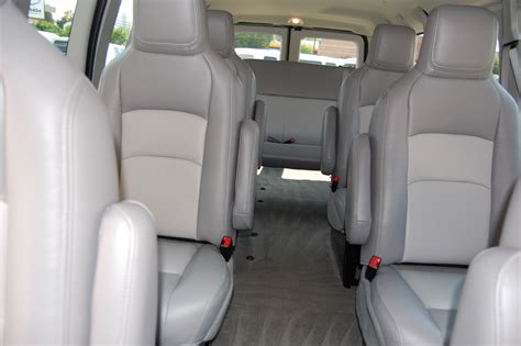 Nissan 10 Passenger Van 的图像结果
