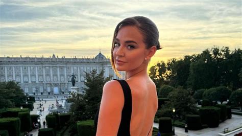 Laura Escanes es tatua l'esquena de dalt a baix i les xarxes opinen ...