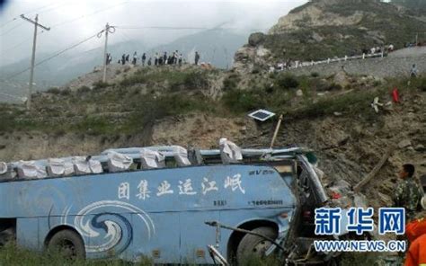 国道213线汶川境内客车坠崖 造成3死21人伤(图)_新闻中心_新浪网