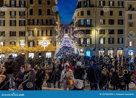 Crowd at Christmas in the Historic City Center of Rome, Italy Editorial ...