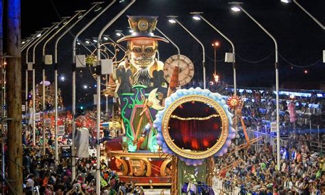 Comparsa bailando en el corsódromo.