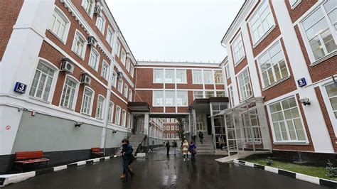 俄罗斯举行高考 实拍学生考场众生相