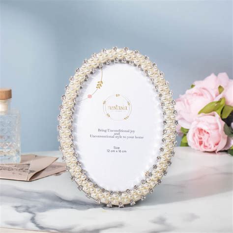 Circle of Pearl Photo Frame Online - Premium Photo Frame | Nestasia