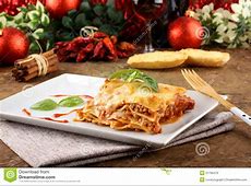 Lasagne Al Forno Con Il Pomodoro E La Salsa Besciamella  